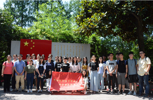 1529375206804387.jpg 经济学院师生党员参观中国共产党杭州党史馆_副本.jpg